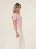 Blusa rosa para mujer con cuello camisero, bolsillos delanteros y manga corta