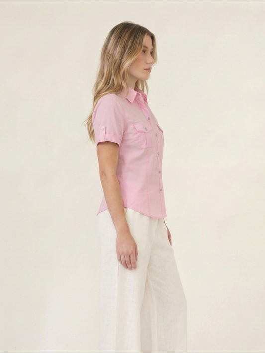 Blusa rosa para mujer con cuello camisero, bolsillos delanteros y manga corta