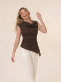 Blusa Melodia cafe sin mangas con cuello drapeado y diseno asimetrico
