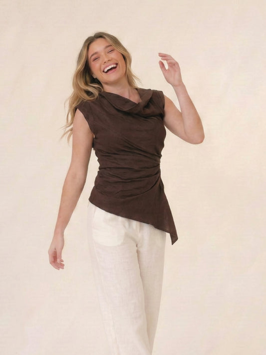 Blusa Melodia cafe sin mangas con cuello drapeado y diseno asimetrico