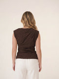 Blusa femenina cafe con diseno cruzado, detalle drapeado y bajo asimetrico