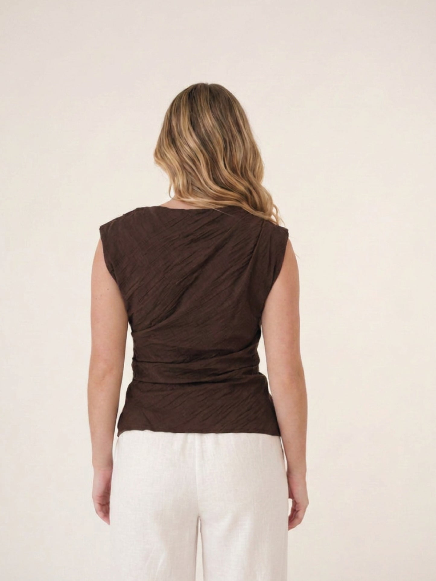 Blusa femenina cafe con diseno cruzado, detalle drapeado y bajo asimetrico