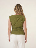 Blusa Melodia olivo con escote drapeado, corte sin mangas y acabado fluido