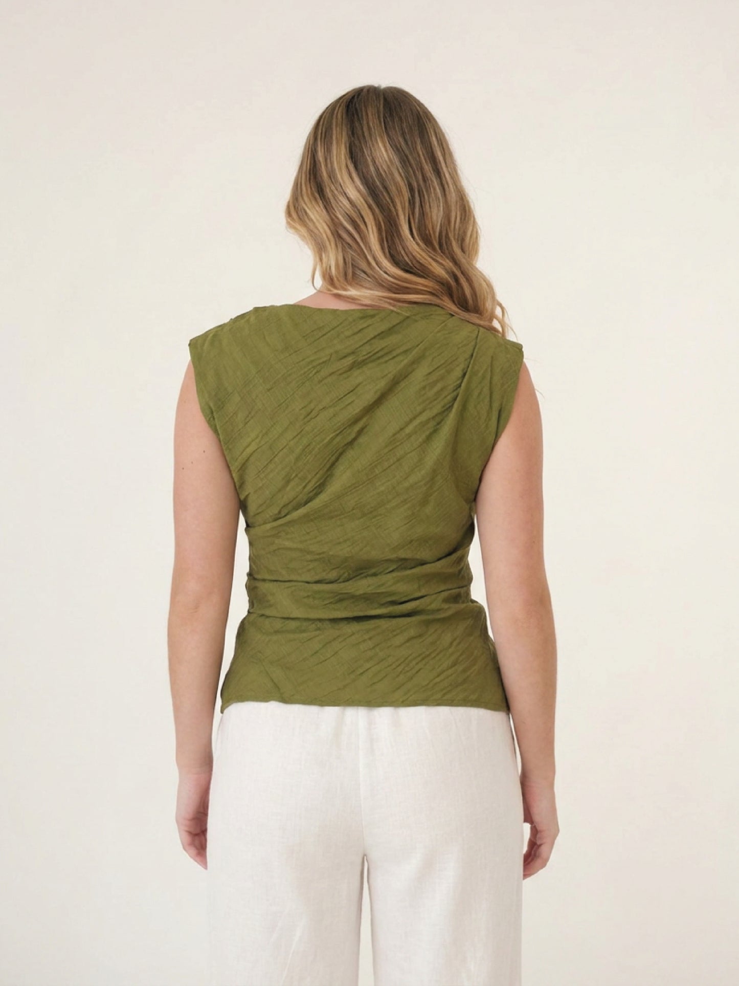 Blusa Melodia olivo con escote drapeado, corte sin mangas y acabado fluido