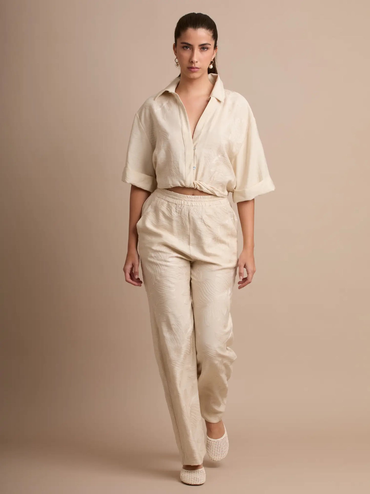 La Blusa Seoul Beige destaca por su estilo minimalista y su elegante textura floral en relieve. Cómoda, ligera y sofisticada, es ideal para outfits relajados y combinaciones monocromáticas.