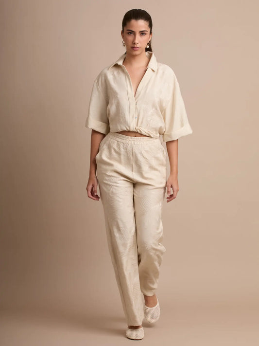 La Blusa Seoul Beige destaca por su estilo minimalista y su elegante textura floral en relieve. Cómoda, ligera y sofisticada, es ideal para outfits relajados y combinaciones monocromáticas.