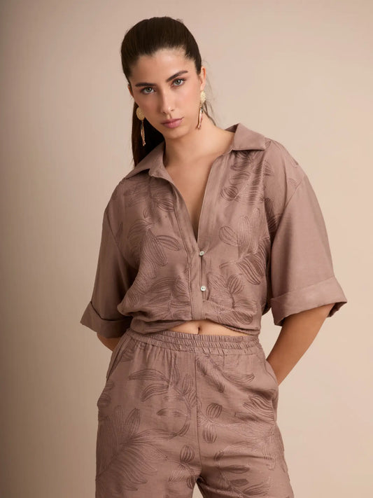 Esta blusa Seoul Café combina un corte moderno con un cuello clásico y mangas holgadas. El tejido con diseño en relieve le da un toque único, ideal para outfits casuales o de oficina.