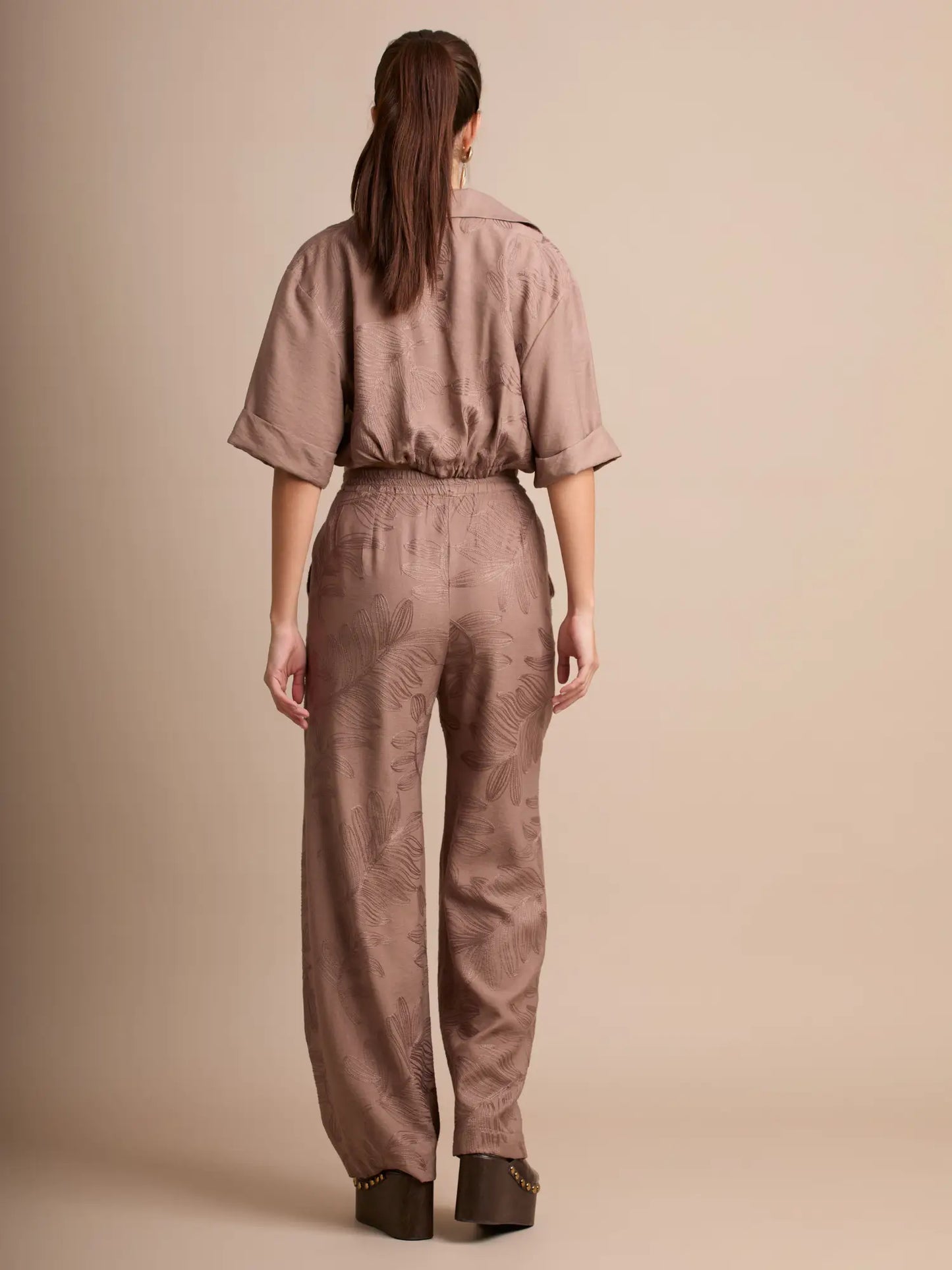 La Blusa Seoul Café presenta un diseño oversize con botones frontales y un acabado texturizado que aporta profundidad y estilo. Su caída relajada y su tono café la convierten en una pieza moderna y versátil, perfecta para crear looks minimalistas y cómodos.