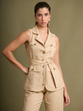 Inspirado en el estilo safari, este chaleco beige ofrece bolsillos utilitarios, detalle de botones y un cinturón en el mismo tejido que aporta definición y un acabado pulido.