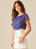 Blusa con caída ligera que aporta frescura y movimiento. El escote fruncido añade un toque delicado, mientras que las mangas cortas de corte amplio complementan el estilo relajado y femenino. El estampado de puntos le da un aire clásico con un guiño divertido.

Detalles:

Color: Azul

Material:100% Poliéster