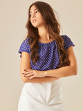 Blusa con caída ligera que aporta frescura y movimiento. El escote fruncido añade un toque delicado, mientras que las mangas cortas de corte amplio complementan el estilo relajado y femenino. El estampado de puntos le da un aire clásico con un guiño divertido.

Detalles:

Color: Azul

Material:100% Poliéster