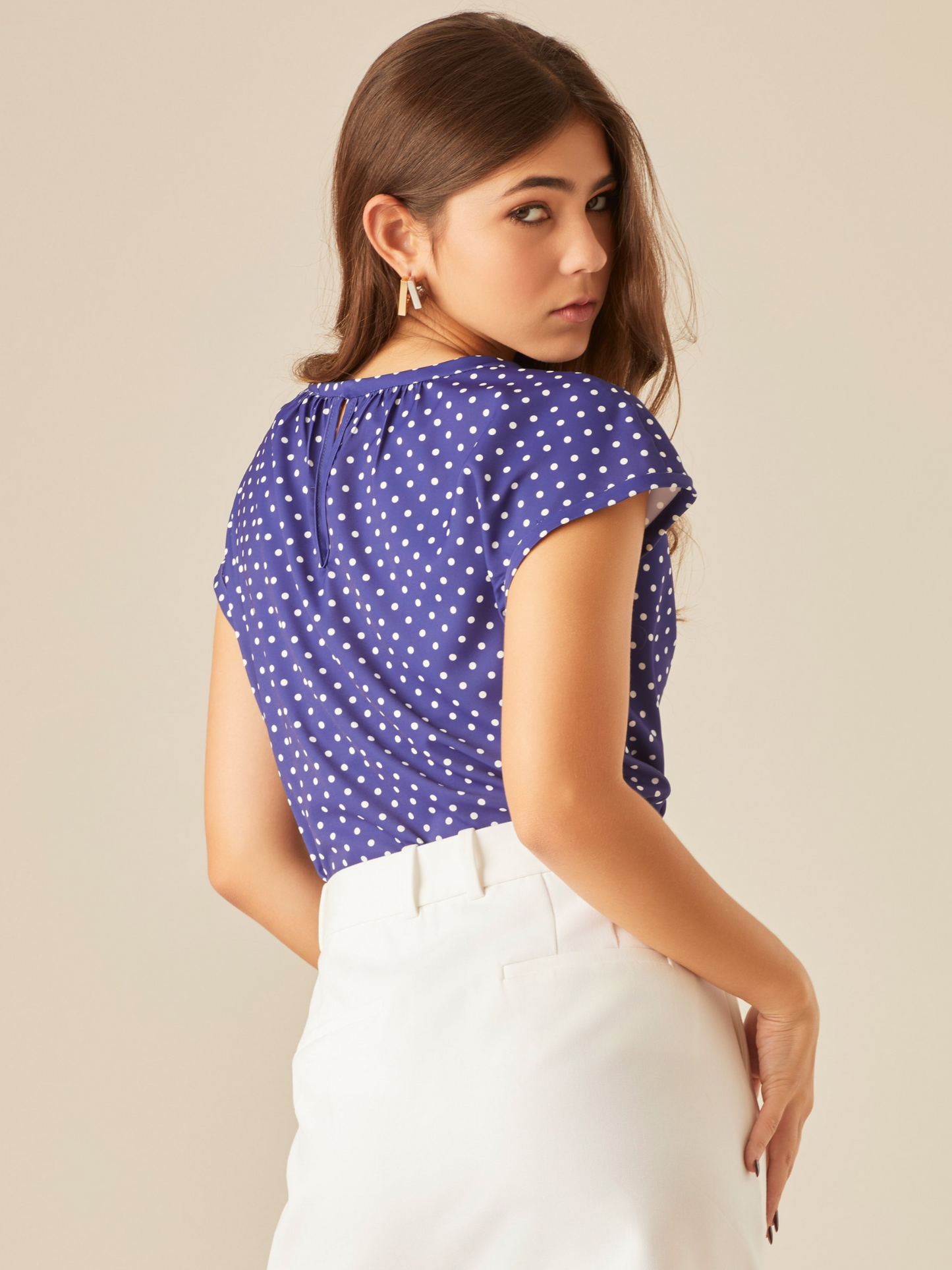 Blusa con caída ligera que aporta frescura y movimiento. El escote fruncido añade un toque delicado, mientras que las mangas cortas de corte amplio complementan el estilo relajado y femenino. El estampado de puntos le da un aire clásico con un guiño divertido.

Detalles:

Color: Azul

Material:100% Poliéster
