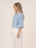 Blusa azul claro para mujer con manga tres cuartos, botones y corte relajado
