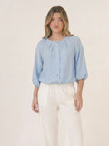 Blusa Yama baby blue con botones frontales, manga globo y cuello redondo