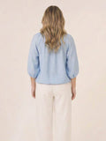Blusa Yama baby blue con diseno fruncido, silueta fluida y acabado ligero