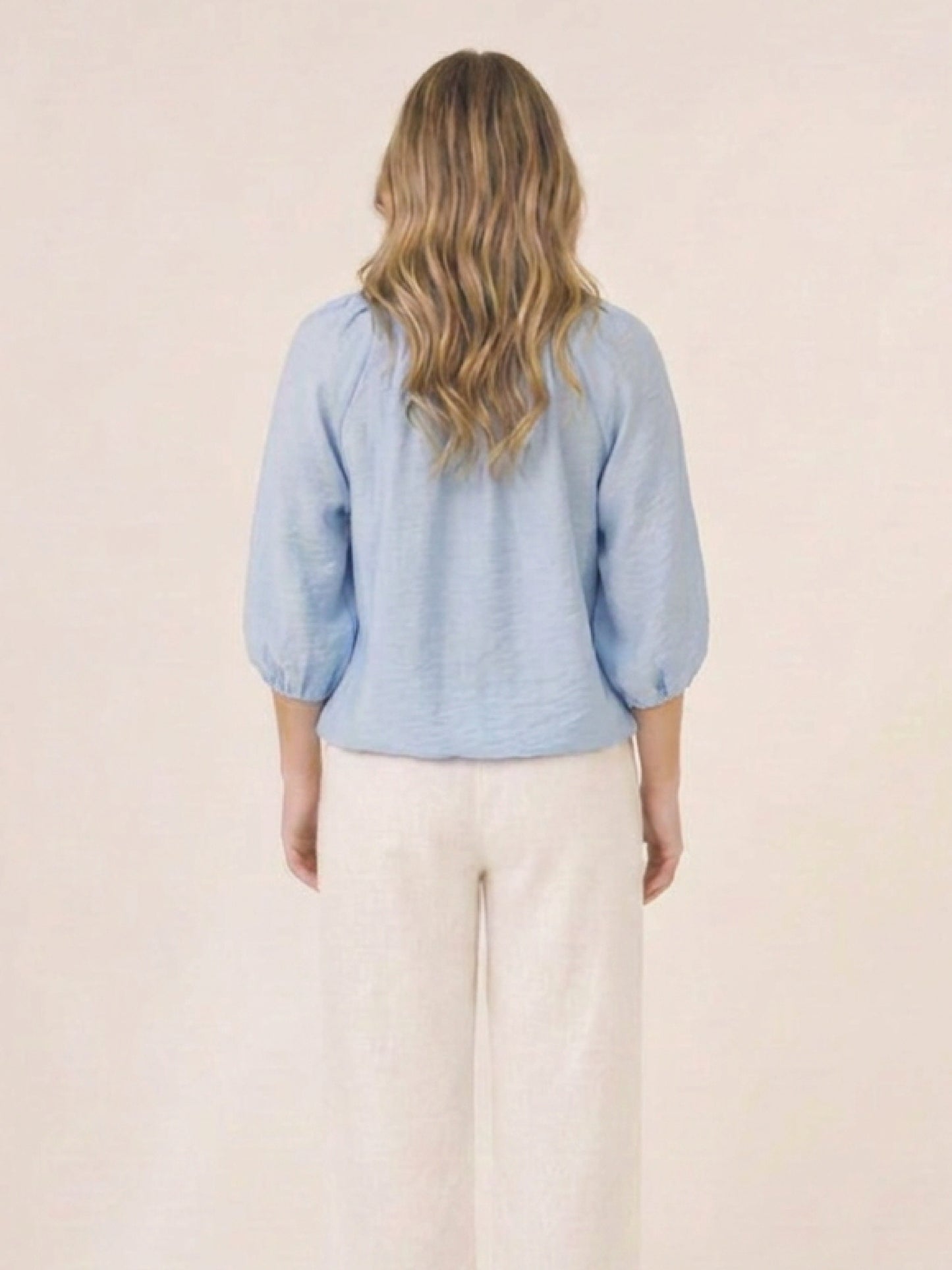 Blusa Yama baby blue con diseno fruncido, silueta fluida y acabado ligero