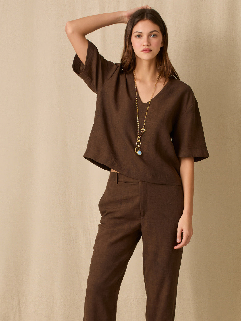 Blusa elegante de corte v  manga corta y ancha 