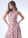 Fresco, femenino y con carácter. Este top halter de corte recto y fit ceñido realza la figura con elegancia minimalista. El diseño sin mangas y el escote cerrado aportan un equilibrio moderno, ideal para combinar con faldas o pantalones de talle alto. Una prenda versátil para días soleados, encuentros casuales o looks de verano elevados.