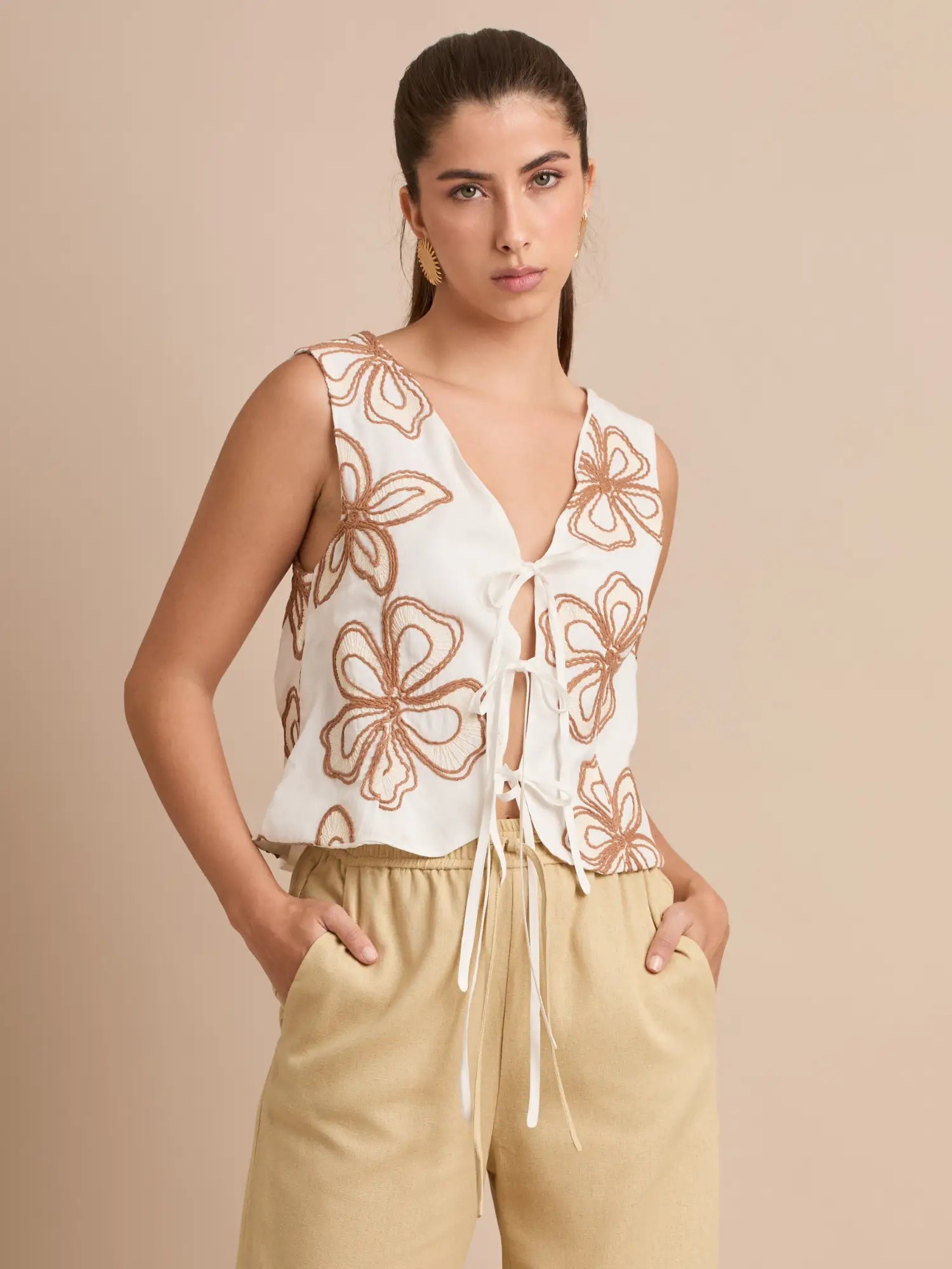 El chaleco sin mangas Corfú cuenta con bordados exclusivos que aportan textura y estilo. Su estructura ligera lo hace ideal para outfits casual-chic.