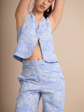 Un look fresco y versátil en color azul con estampado blanco. El chaleco ajustado realza la figura mientras que el pantalón recto aporta comodidad. Ideal para looks casual-chic durante el día.