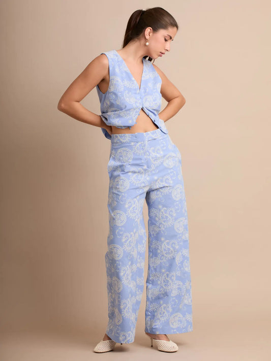 Este conjunto azul con estampado paisley ofrece un estilo fresco y actual. El chaleco con escote en V y cierre frontal aporta un toque sastrero femenino, mientras que el pantalón de pierna ancha garantiza comodidad y movimiento. Ideal para looks de día con un aire veraniego y elegante.