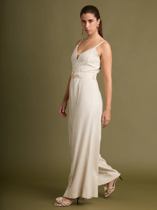 Este enterizo beige elegante combina un escote en V moderno con una cintura ajustada que resalta la figura. Su caída fluida y diseño limpio lo convierten en una pieza versátil para looks de día y de noche.