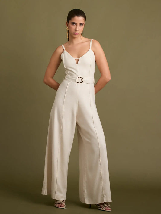 El enterizo beige destaca por su silueta elegante con pierna ancha, tirantes delicados y un cinturón que define la cintura. Ideal para eventos, cenas y ocasiones especiales gracias a su estilo minimalista y sofisticado.