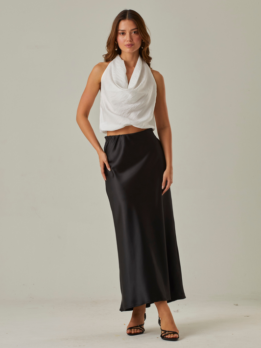 Falda larga satinada de silueta recta y caída fluida. Cintura elástica para mayor confort. Su acabado brillante le da un toque elegante, ideal para combinar con tops sofisticados o blusas simples para un look de noche o de eventos formales.

Detalles:

Color: Negro