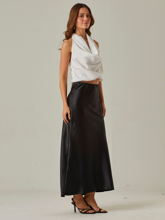 Falda larga satinada de silueta recta y caída fluida. Cintura elástica para mayor confort. Su acabado brillante le da un toque elegante, ideal para combinar con tops sofisticados o blusas simples para un look de noche o de eventos formales.

Detalles:

Color: Negro