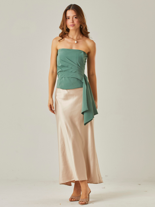 Detalles:

Color: Sand

Material: 98% Poliéster 2% Spandex                       Falda larga satinada de silueta recta y caída fluida. Cintura elástica para mayor confort. Su acabado brillante le da un toque elegante, ideal para combinar con tops sofisticados o blusas simples para un look de noche o de eventos formales.