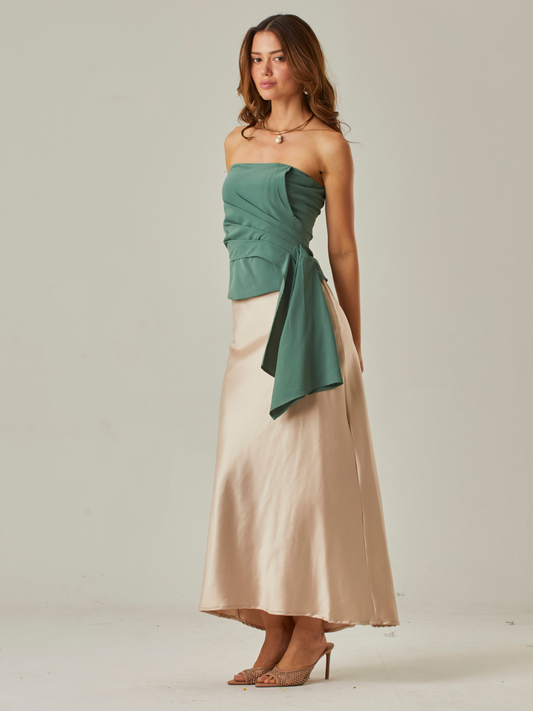 Falda larga satinada de silueta recta y caída fluida. Cintura elástica para mayor confort. Su acabado brillante le da un toque elegante, ideal para combinar con tops sofisticados o blusas simples para un look de noche o de eventos formales.

Detalles:

Color: Sand

Material: 98% Poliéster 2% Spandex