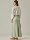 Falda larga satinada de silueta recta y caída fluida. Cintura elástica para mayor confort. Su acabado brillante le da un toque elegante, ideal para combinar con tops sofisticados o blusas simples para un look de noche o de eventos formales.

Detalles:

Color: Verde

Material: 98% Poliéster 2% Spandex