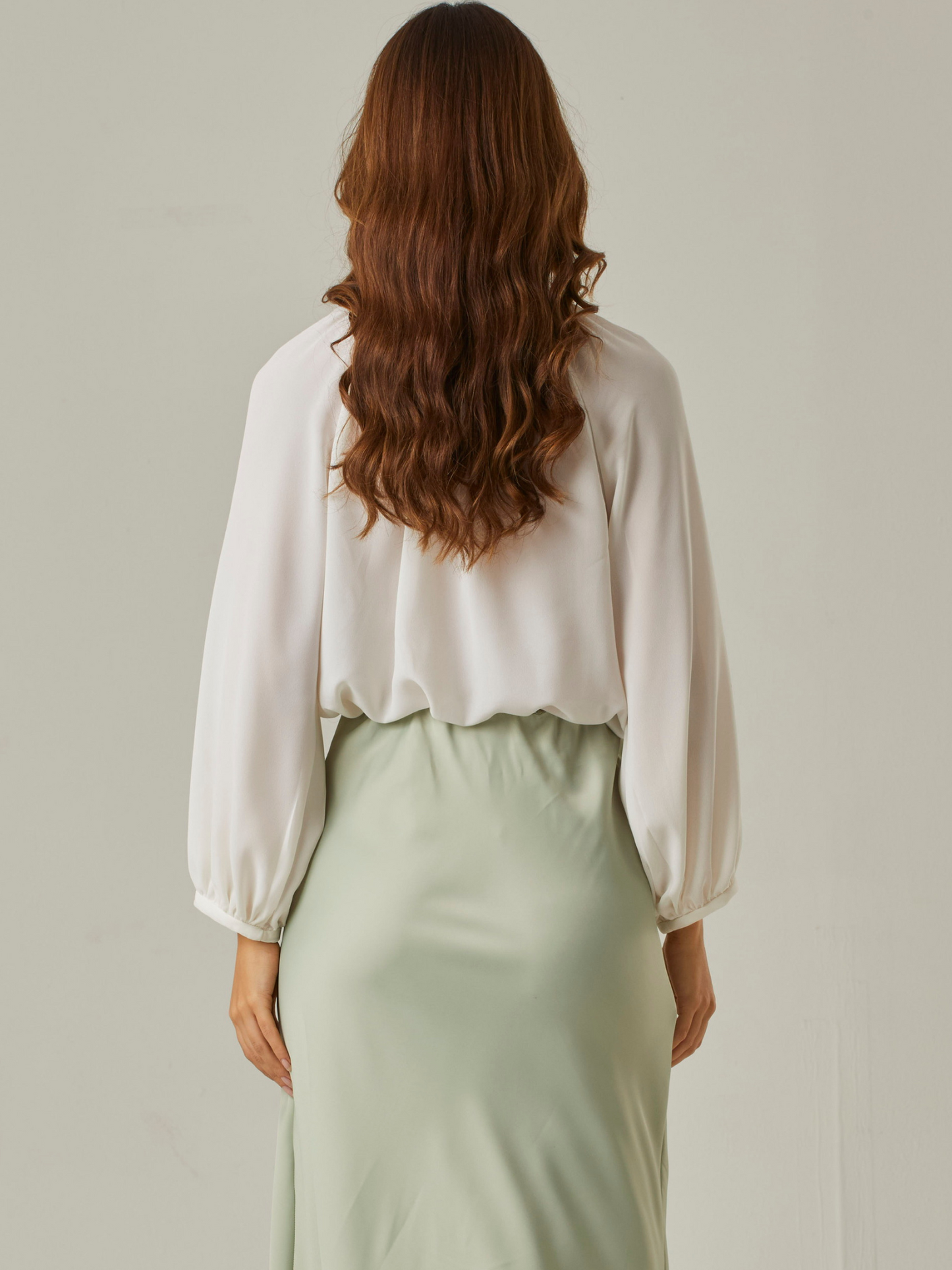 Falda larga satinada de silueta recta y caída fluida. Cintura elástica para mayor confort. Su acabado brillante le da un toque elegante, ideal para combinar con tops sofisticados o blusas simples para un look de noche o de eventos formales.

Detalles:

Color: Verde

Material: 98% Poliéster 2% Spandex