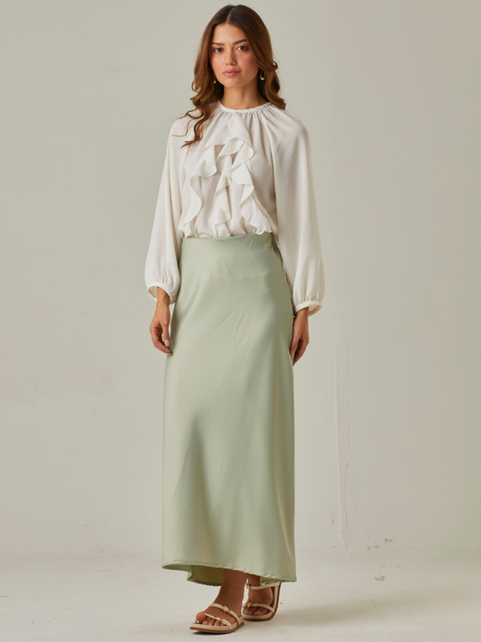 Falda larga satinada de silueta recta y caída fluida. Cintura elástica para mayor confort. Su acabado brillante le da un toque elegante, ideal para combinar con tops sofisticados o blusas simples para un look de noche o de eventos formales.

Detalles:

Color: Verde

Material: 98% Poliéster 2% Spandex