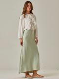 Falda larga satinada de silueta recta y caída fluida. Cintura elástica para mayor confort. Su acabado brillante le da un toque elegante, ideal para combinar con tops sofisticados o blusas simples para un look de noche o de eventos formales.

Detalles:

Color: Verde

Material: 98% Poliéster 2% Spandex