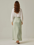 Falda larga satinada de silueta recta y caída fluida. Cintura elástica para mayor confort. Su acabado brillante le da un toque elegante, ideal para combinar con tops sofisticados o blusas simples para un look de noche o de eventos formales.

Detalles:

Color: Verde

Material: 98% Poliéster 2% Spandex

Cuidado: Lavar a mano con jabón suave, por separado. No dejar en remojo. Planchar a temperatura alta.