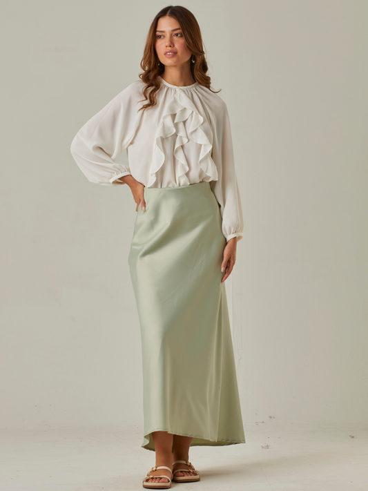 Falda larga satinada de silueta recta y caída fluida. Cintura elástica para mayor confort. Su acabado brillante le da un toque elegante, ideal para combinar con tops sofisticados o blusas simples para un look de noche o de eventos formales.

Detalles:

Color: Verde

Material: 98% Poliéster 2% Spandex

Cuidado: Lavar a mano con jabón suave, por separado. No dejar en remojo. Planchar a temperatura alta.