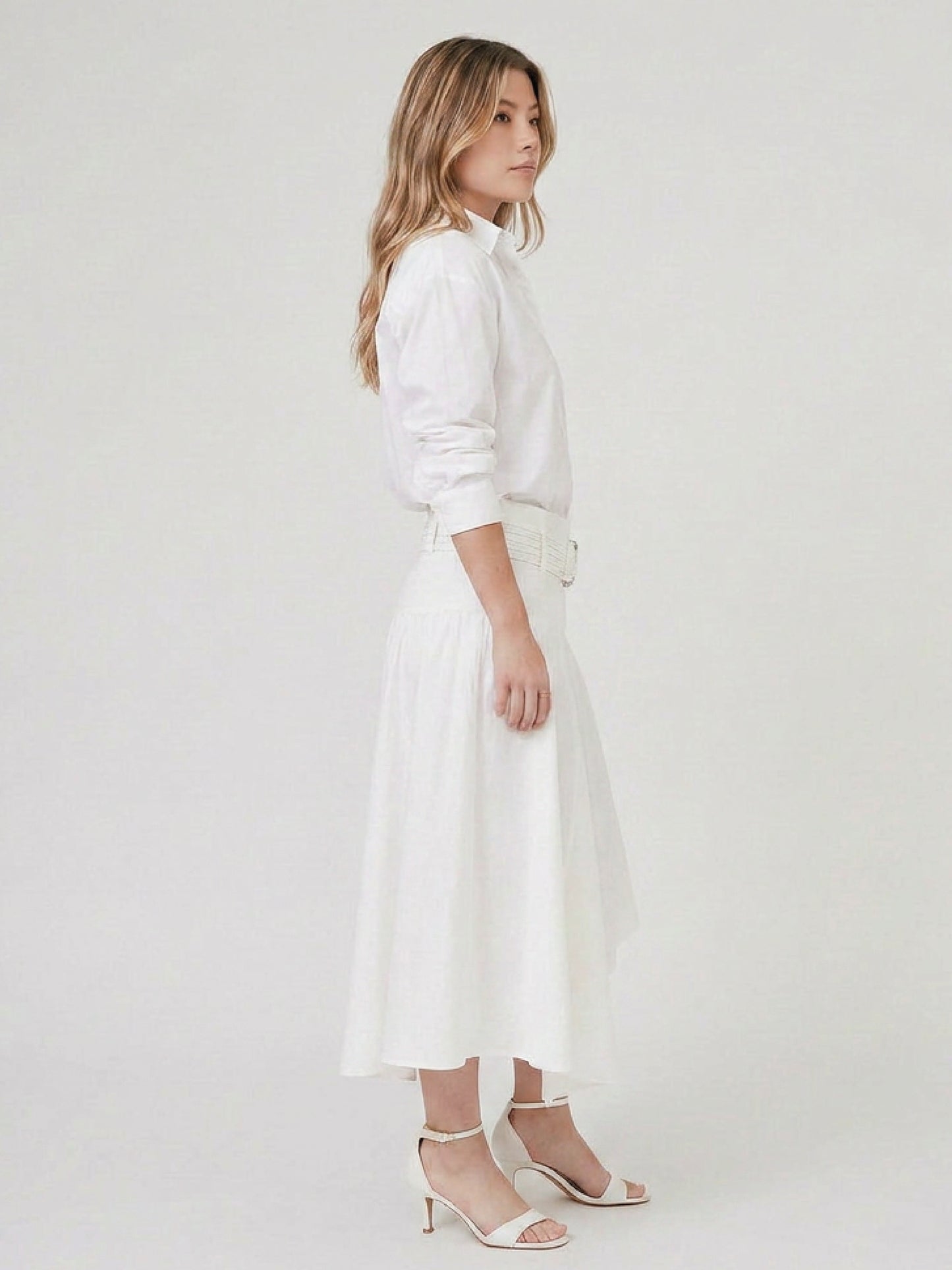 Falda midi femenina en color blanco con caída ligera y pretina ajustada