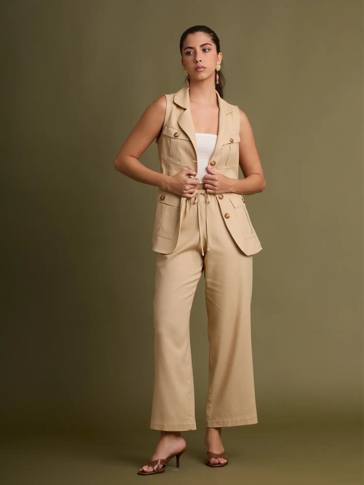 Una prenda clásica de líneas limpias y estructuradas, con corte recto y acabado minimalista. Su tela resistente y suave hace que sea perfecto para uso diario o un look de oficina moderno.