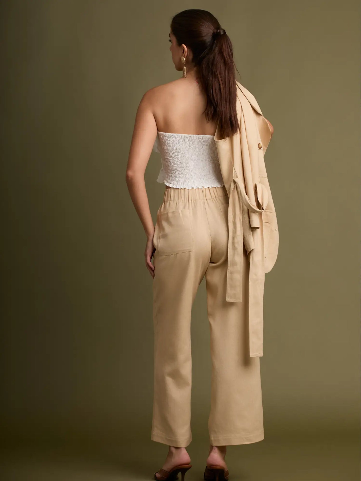 Diseñado para estilizar la silueta, este pantalón cuenta con pretina alta y una caída suave que aporta movimiento. Ideal para combinar con chalecos o tops estructurados.