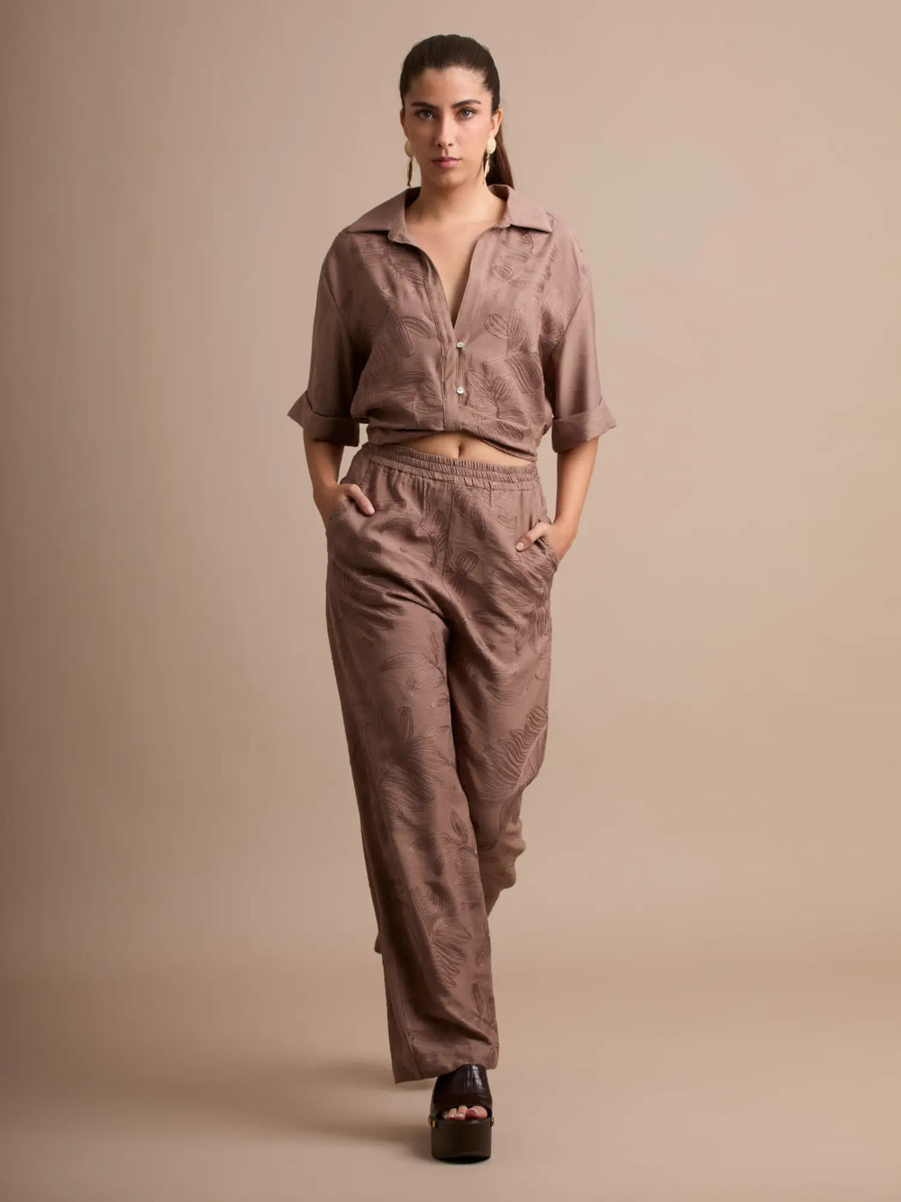 El pantalón largo Seoul Café cuenta con un corte amplio que aporta movimiento y frescura. Su estampado en relieve añade un toque moderno ideal para looks minimalistas.