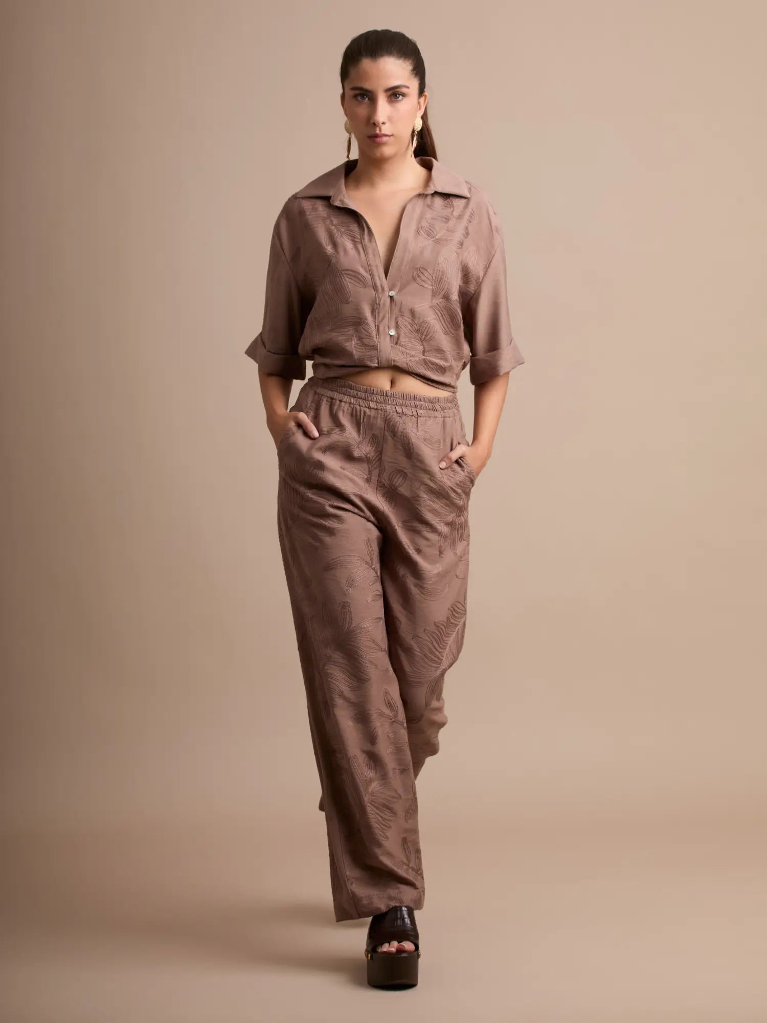 El pantalón largo Seoul Café cuenta con un corte amplio que aporta movimiento y frescura. Su estampado en relieve añade un toque moderno ideal para looks minimalistas.