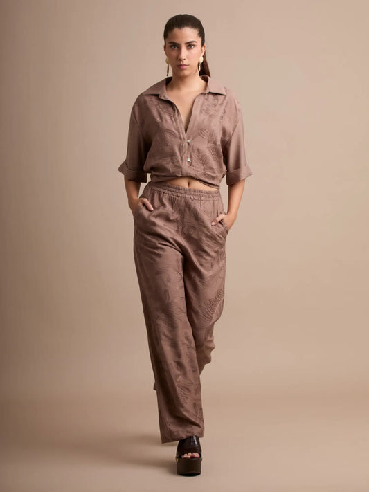 El pantalón largo Seoul Café cuenta con un corte amplio que aporta movimiento y frescura. Su estampado en relieve añade un toque moderno ideal para looks minimalistas.