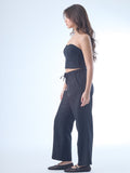 Pantalón largo de corte recto y estilo relajado, con pretina elástica y jareta ajustable al frente. El diseño incluye bolsillos laterales y costuras marcadas verticalmente que estilizan la silueta. Su caída fluida lo hace ideal para looks cómodos y versátiles.

Detalles:

Color: Negro

Material: 69%Rayon 25%Lino 6% Tencel