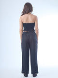 Pantalón largo de corte recto y estilo relajado, con pretina elástica y jareta ajustable al frente. El diseño incluye bolsillos laterales y costuras marcadas verticalmente que estilizan la silueta. Su caída fluida lo hace ideal para looks cómodos y versátiles.

Detalles:

Color: Negro

Material: 69%Rayon 25%Lino 6% Tencel