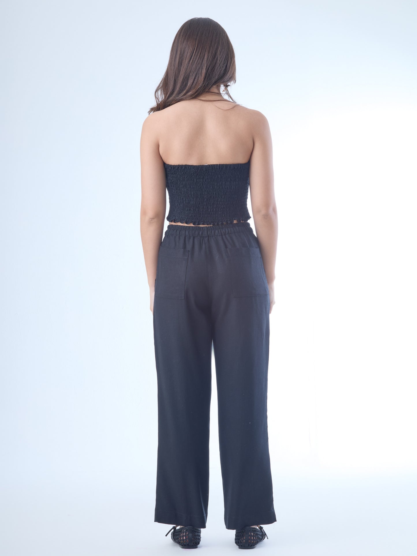 Pantalón largo de corte recto y estilo relajado, con pretina elástica y jareta ajustable al frente. El diseño incluye bolsillos laterales y costuras marcadas verticalmente que estilizan la silueta. Su caída fluida lo hace ideal para looks cómodos y versátiles.

Detalles:

Color: Negro

Material: 69%Rayon 25%Lino 6% Tencel