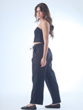 Pantalón largo de corte recto y estilo relajado, con pretina elástica y jareta ajustable al frente. El diseño incluye bolsillos laterales y costuras marcadas verticalmente que estilizan la silueta. Su caída fluida lo hace ideal para looks cómodos y versátiles.

Detalles:

Color: Negro

Material: 69%Rayon 25%Lino 6% Tencel