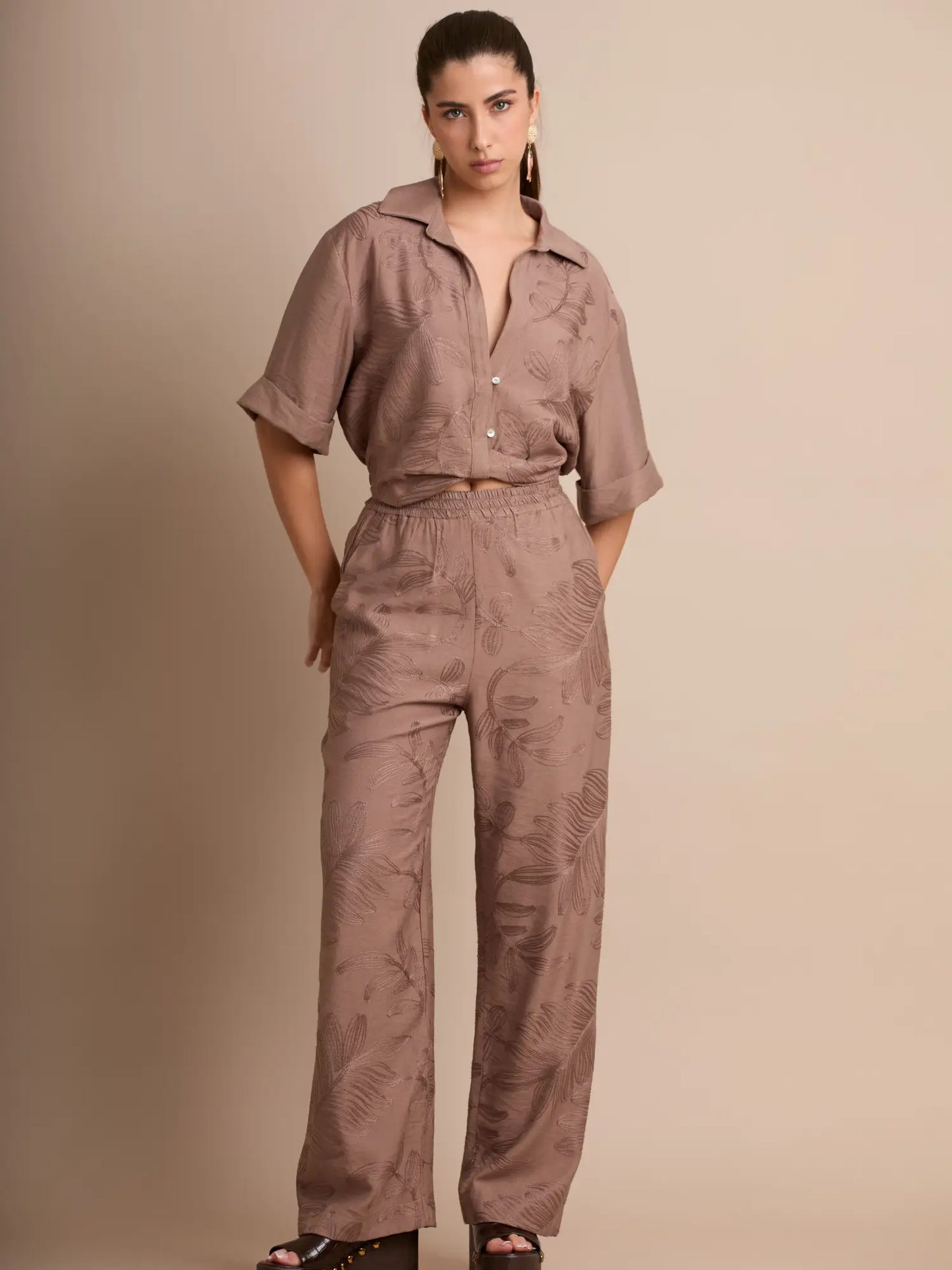 El pantalón Seoul Café ofrece un diseño largo y fluido con estampado vegetal tonal que aporta elegancia sutil. Su caída ligera estiliza la figura y brinda comodidad