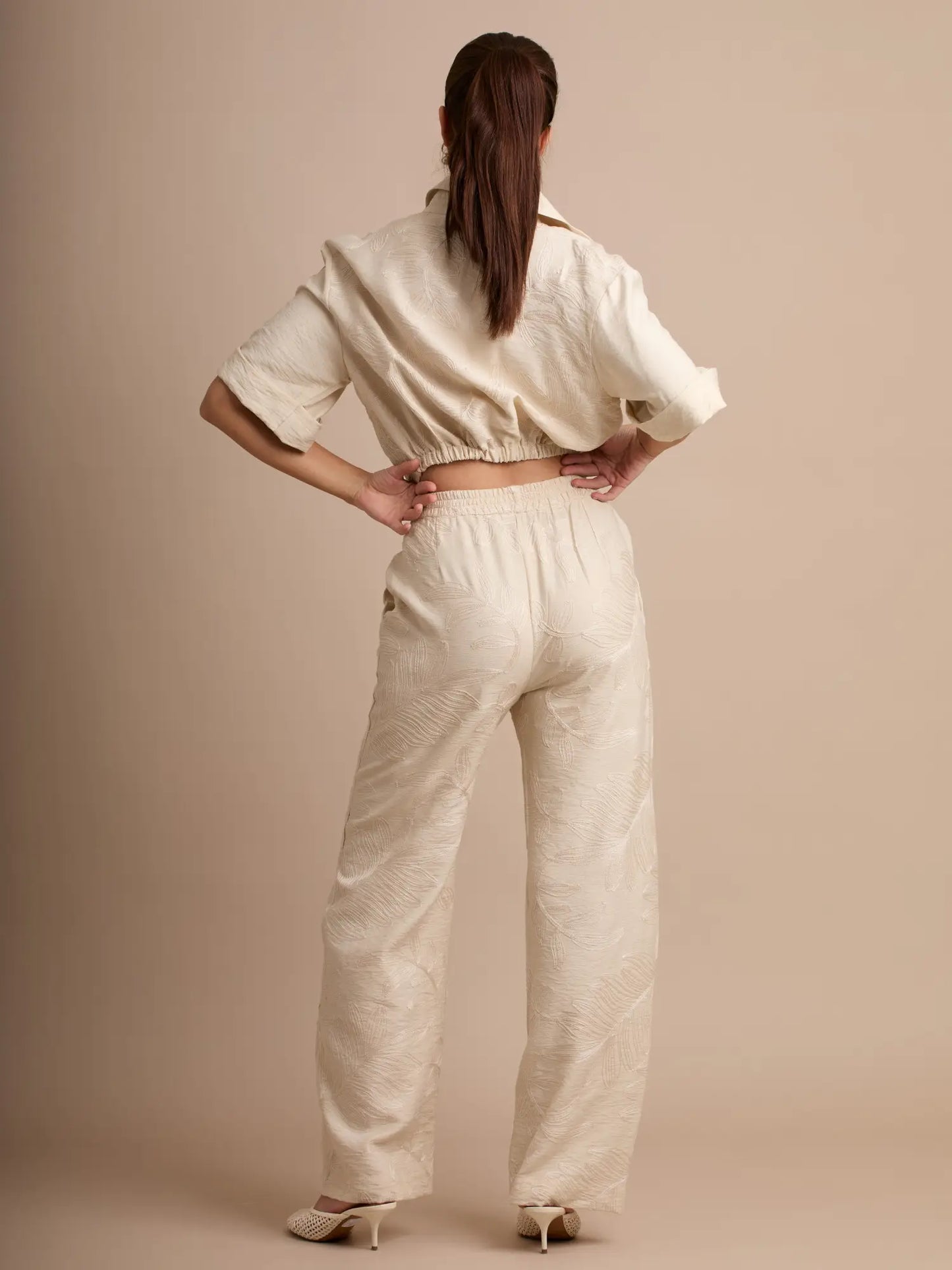 El pantalón Seoul Crema combina comodidad y estilo con una cintura elástica y un tejido ligero con textura. Perfecto para días cálidos y para combinar con blusas neutras o el top a juego.