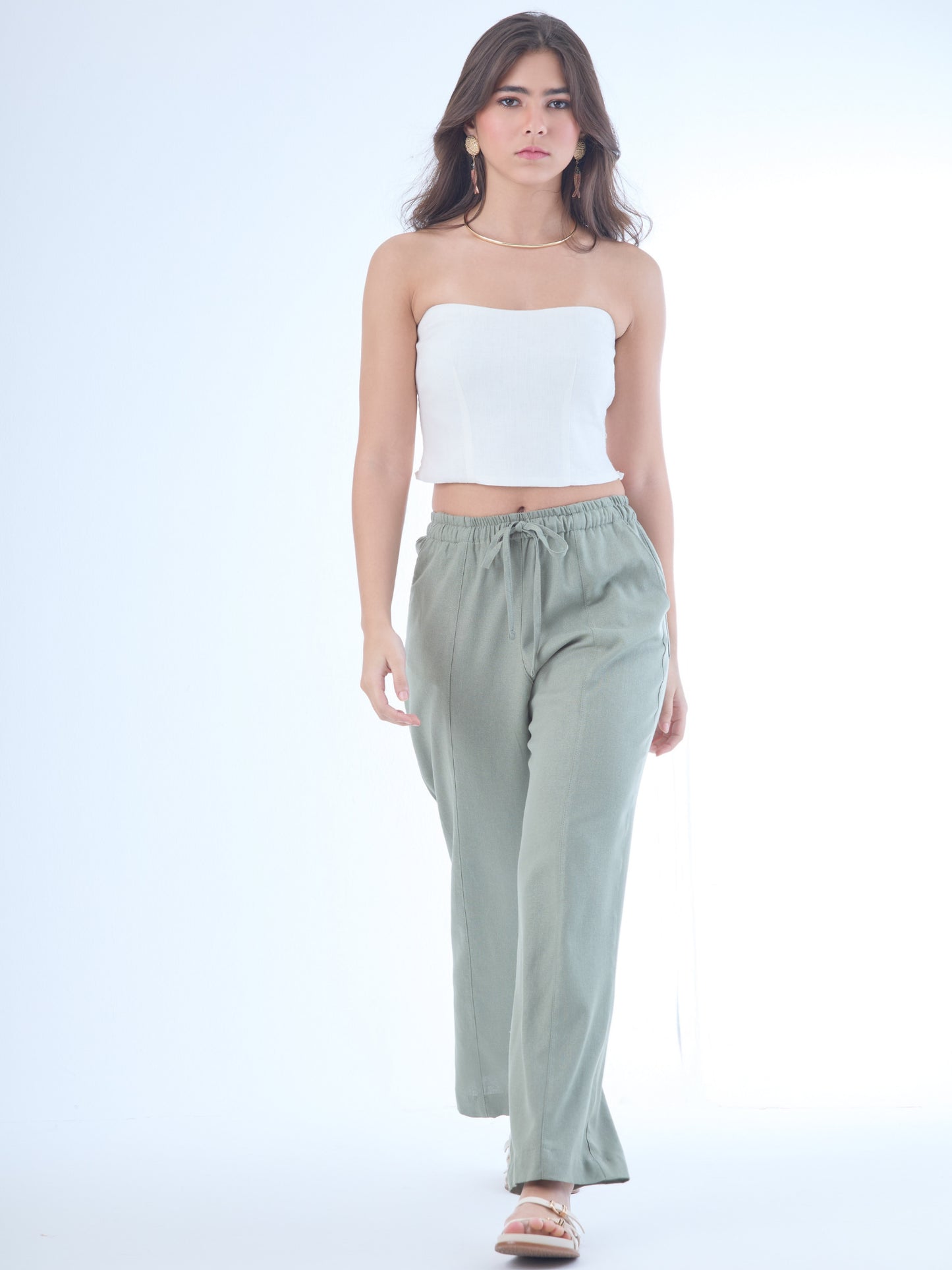 antalón largo de corte recto y estilo relajado, con pretina elástica y jareta ajustable al frente. El diseño incluye bolsillos laterales y costuras marcadas verticalmente que estilizan la silueta. Su caída fluida lo hace ideal para looks cómodos y versátiles.

Detalles:

Color: Olivo